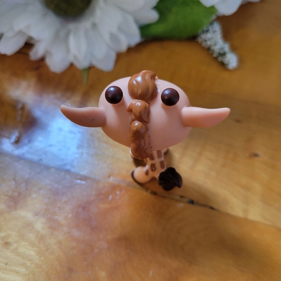 Littlest Pet Shop LPS #1610 Giraffe Cream Brown Blue Eyes 2007 - Picture 6 of 11